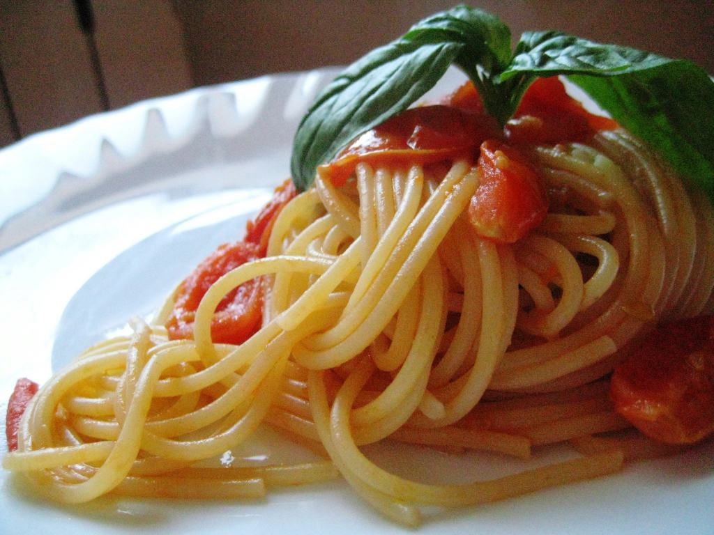 Come preparare la pasta con insalata di pomodoro: una ricetta estiva semplice e veloce