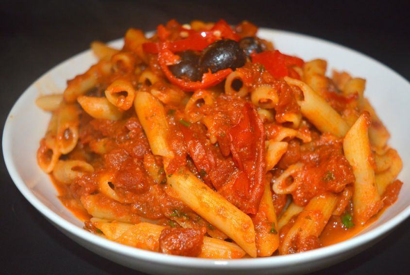Penne alla calabrese, un primo piatto adatto alla stagione estiva