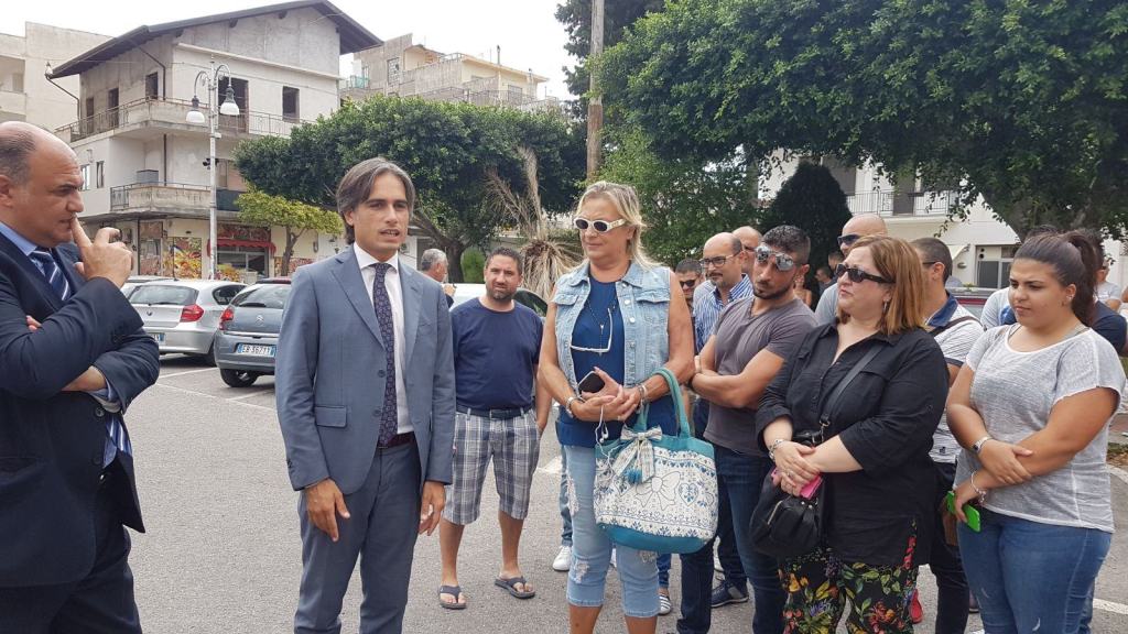 Falcomatà in piazza a Locri per sostenere i lavoratori di Call&Call