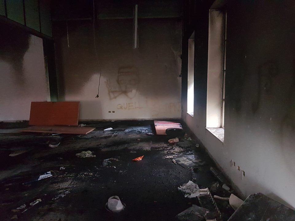In fiamme l’ex emeroteca di via Palmi. Era destinata ad un centro di sostegno per le persone down e le loro famiglie – FOTO