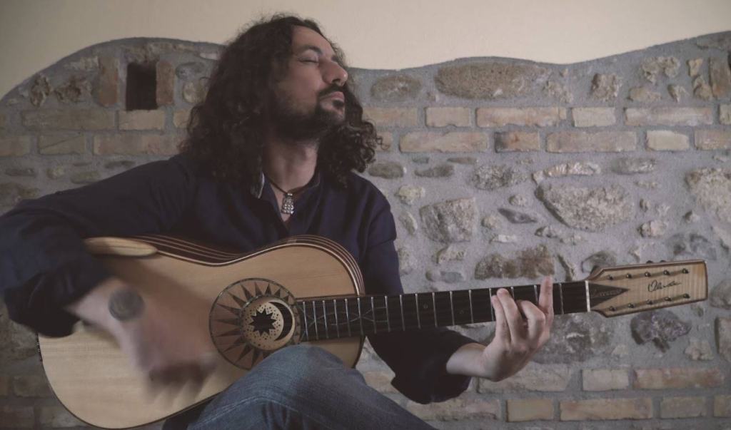 “Chitarrese”: il nuovo brano del musicista calabrese Loccisano – VIDEO