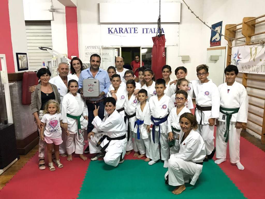 Scongiurata chiusura scuola di karate. Cannizzaro dona defibrillatore per i piccoli karateki