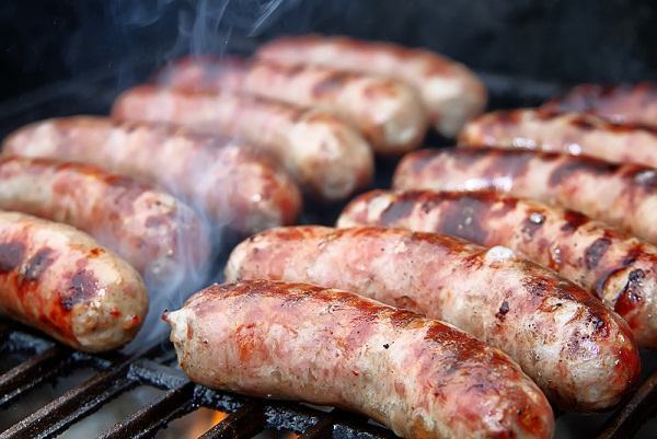 I tradizionali panini con la salsiccia anche al Calajunco Art & Beach Club