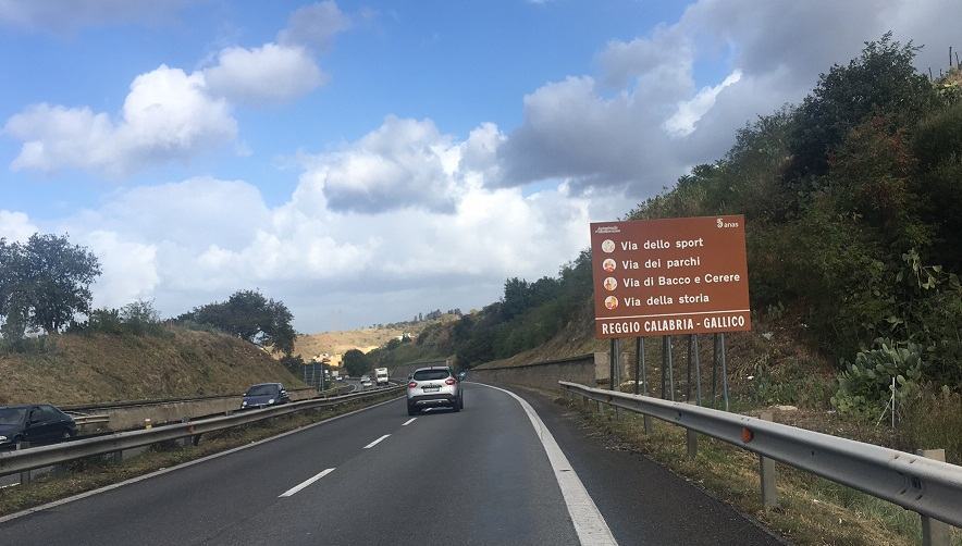 Nuova segnaletica turistica “Autostrada del Mediterraneo”: funzionale? Brutta di sicuro