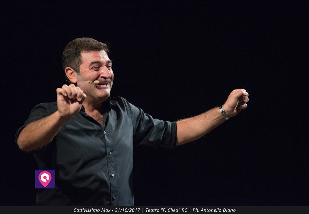 Max Giusti fa il botto al Teatro Cilea e apre la stagione dell’Officina dell’arte – FOTO