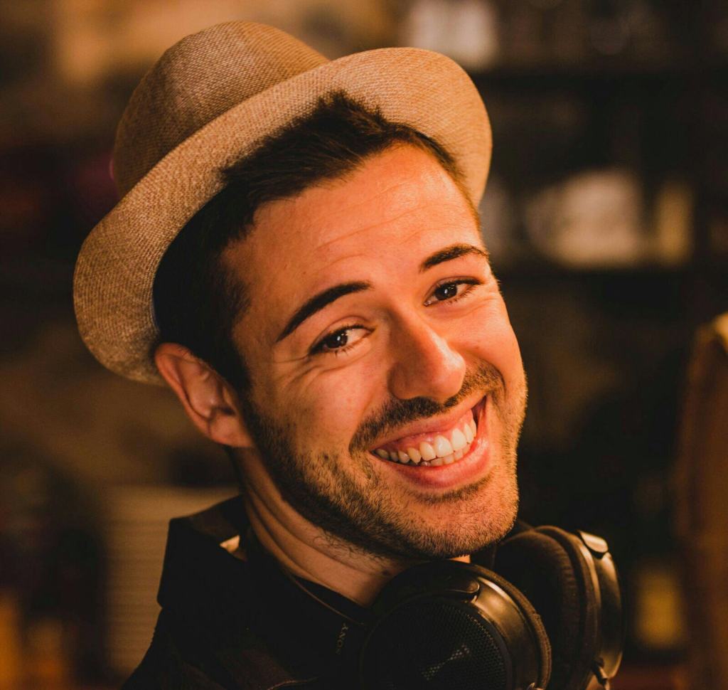 Il cantautore reggino Andrea Milasi si racconta a CityNow: “Scrivo perché sono innamorato della musica” – VIDEO