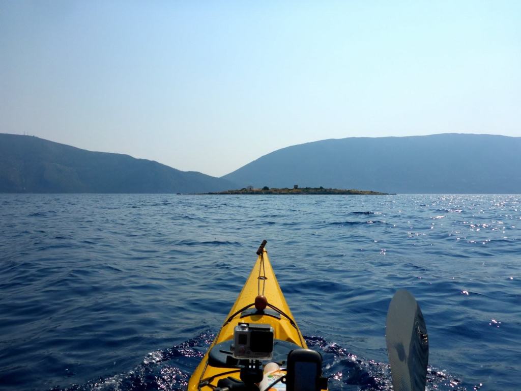 “Un mare di solidarietà”: conclusa la traversata in kayak da Stromboli a Capo Vaticano