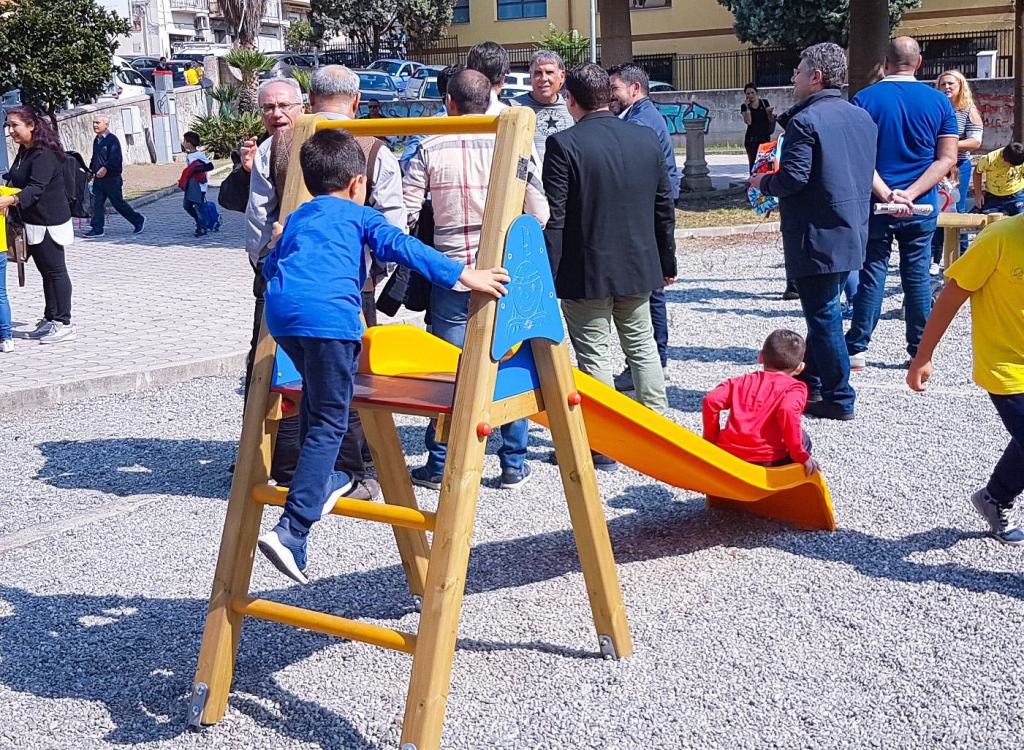 Ripristinate le giostre incendiate alla villetta di Spirito Santo – FOTO