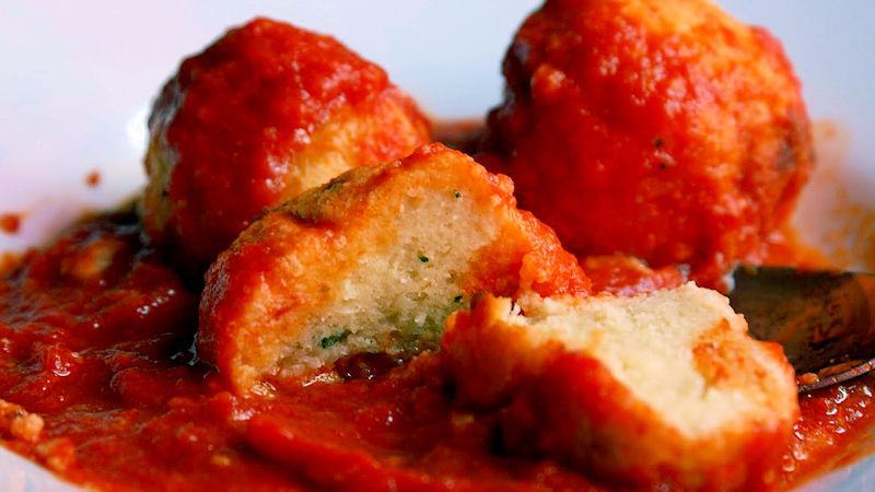 Come preparare le polpette di ricotta al sugo: la ricetta