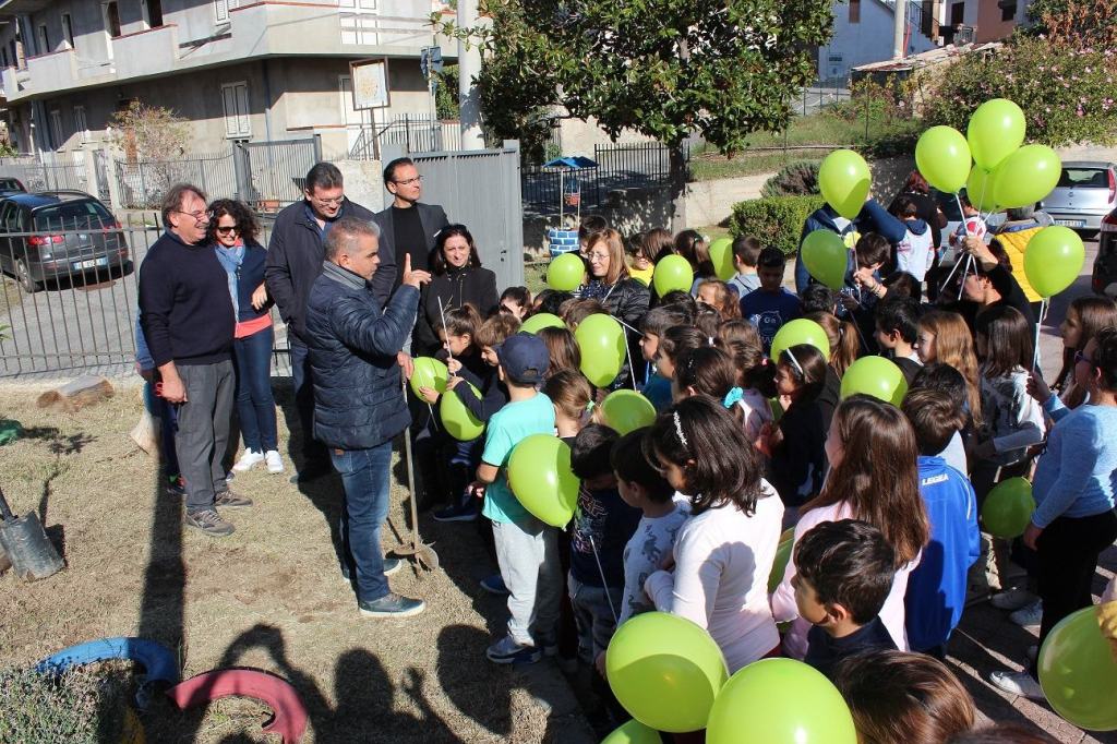 Motta San Giovanni: bambini in festa per la Giornata nazionale degli alberi – FOTO
