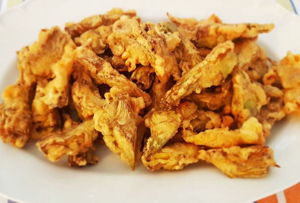 Carciofi dorati e fritti, la ricetta di un piatto facile e veloce