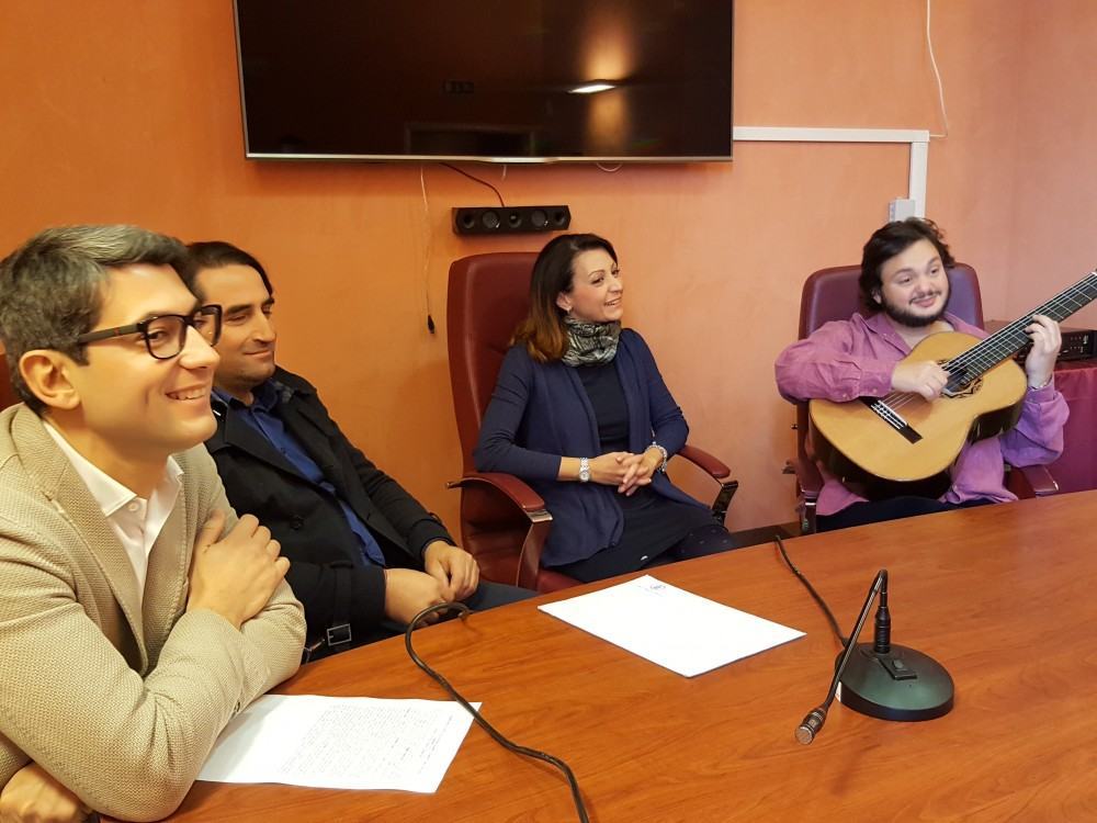 Yamandu Costa regala una antemprima musicale ai giornalisti