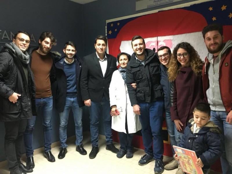 20171226_Leo e pediatria, a Polistena (RC) il club “Brutium” dona giocattoli al reparto ospedaliero_01Gruppo