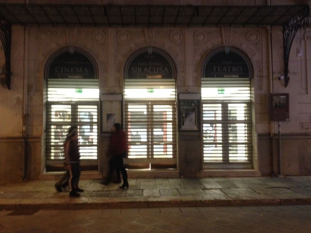 Negozio di abbigliamento al Teatro Siracusa aperto…e già chiuso