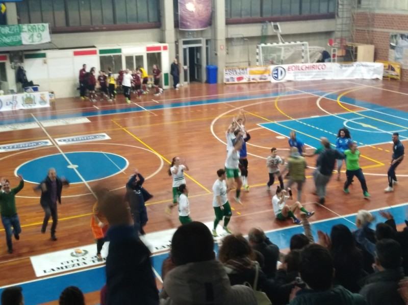Il tuffo di fine partita dela Royal sotto i tifosi