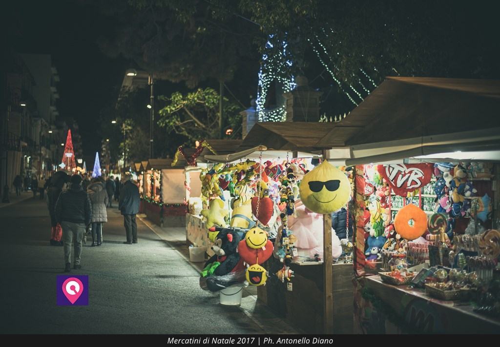 Reggio, grande affluenza ai mercatini nel giorno di Natale