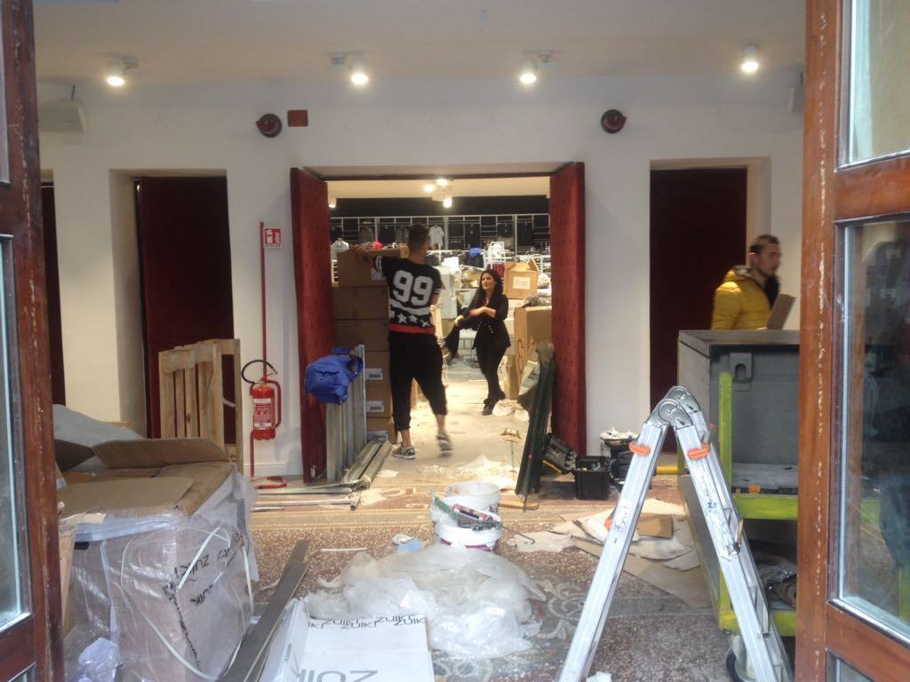 Teatro Siracusa, fine di un sogno. Diventa un negozio di abbigliamento – FOTO