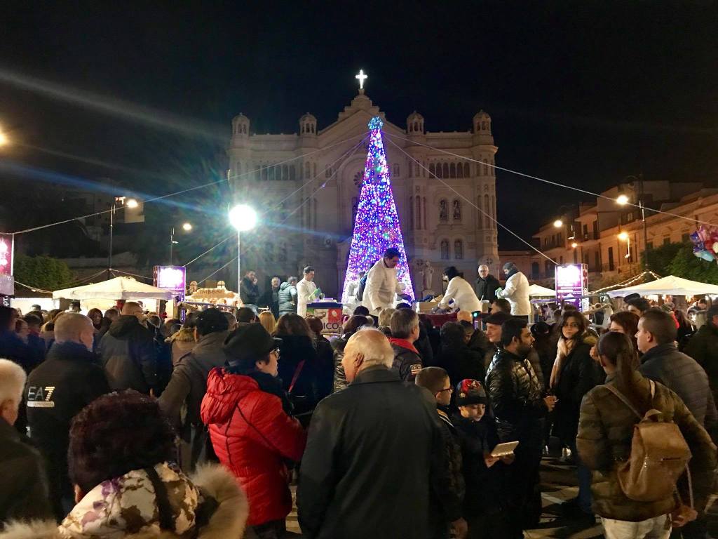 Piazza Duomo si spegne. Smontato in anticipo l’Albero di luci