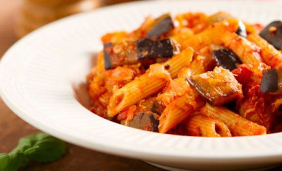 Pasta con sugo di melanzane, una ricetta che ricorda i pranzi domenicali in famiglia
