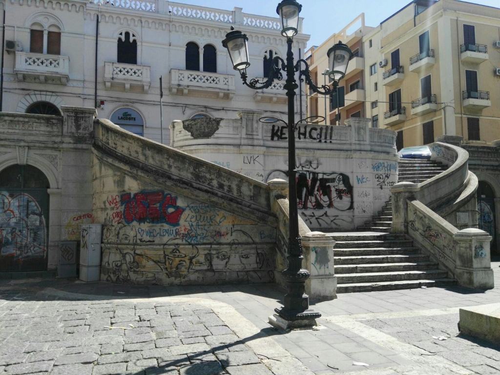 La Reggio imbrattata. Scuole, monumenti e palazzi. Chi pulisce?