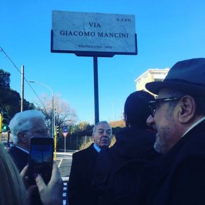 Un momento della cerimonia di intitolazione
