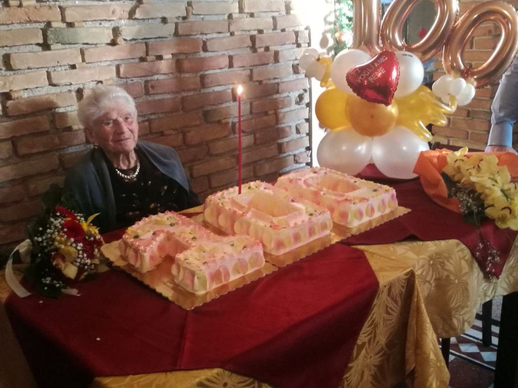 Reggio, Nonna Caterina compie 100 anni. I nipoti la festeggiano con affetto