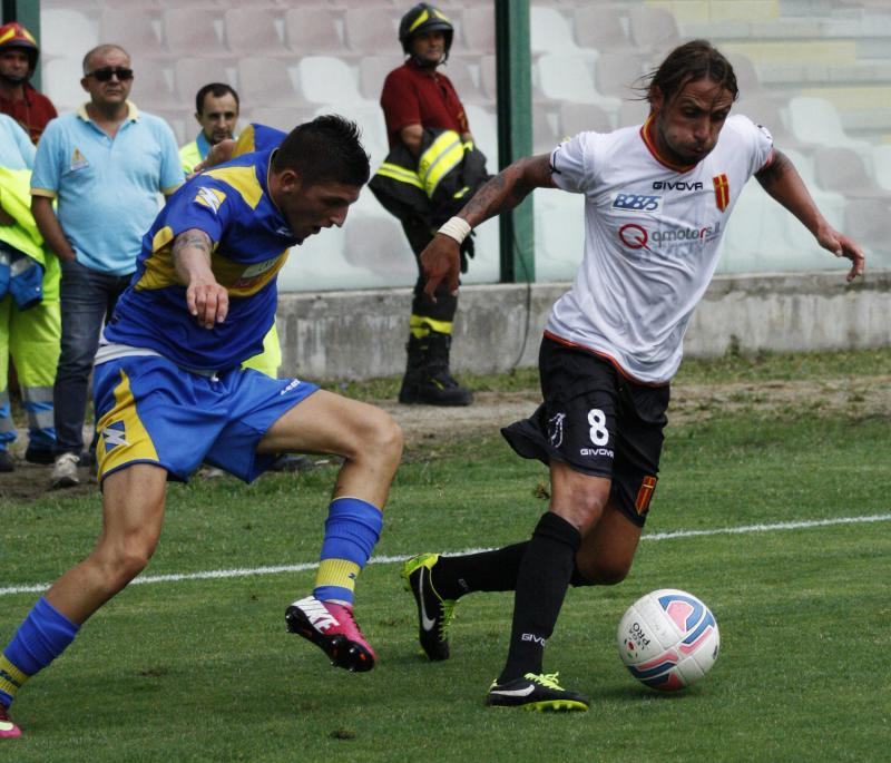 Reggina, ufficiale un acquisto mentre De Francesco saluta