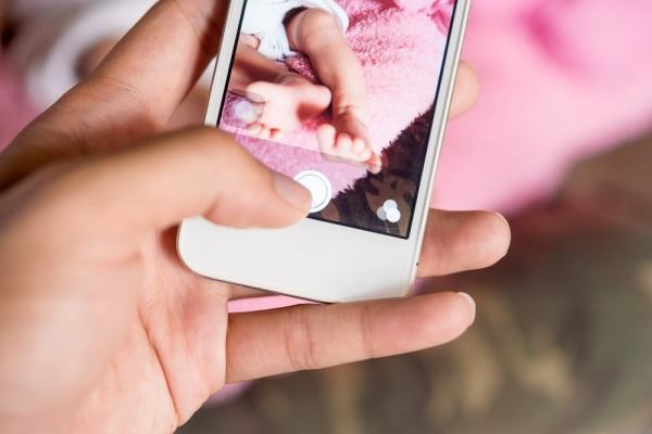 Rischio di multa per i genitori che pubblicano foto dei figli sui social