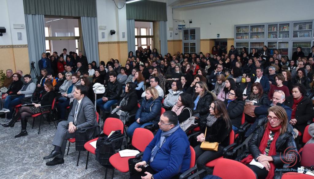 Il Sen. Morra, Presidente della Commissione Parlamentare Antimafia, incontra i giovani del liceo Vinci