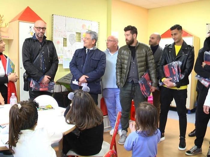 Crotone – Zenga e calciatori al reparto di pediatria per donare sorrisi