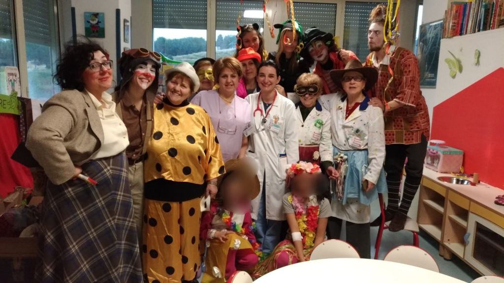 Volontari Avo in maschera per il carnevale in Pediatria al Grande Ospedale Metropolitano