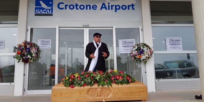 Vestito da prete, celebra il funerale dell’aeroporto di Crotone