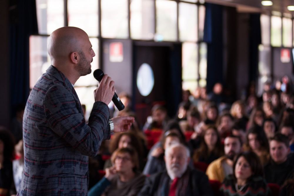Grande successo all’Unical per Luca Abete nel #NonCiFermaNessuno tour