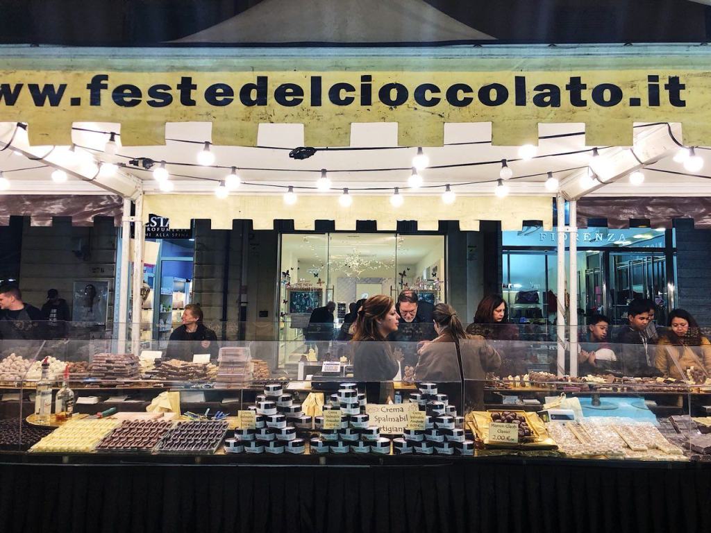 Il Corso Garibaldi si trasforma nel Paese delle meraviglie con la Festa del Cioccolato – FOTO