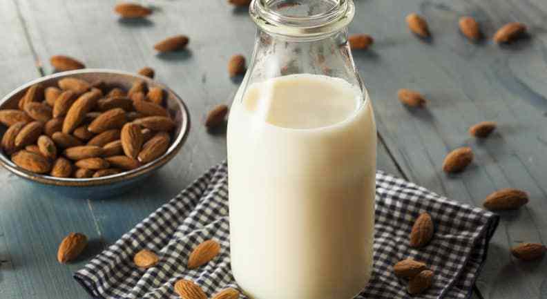 Latte di mandorle, la ricetta per prepararlo in casa