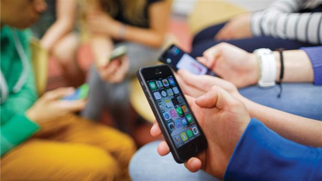 Più genitori, meno social. “Dai giovani emerge voglia di famiglia a cui occorre rispondere”