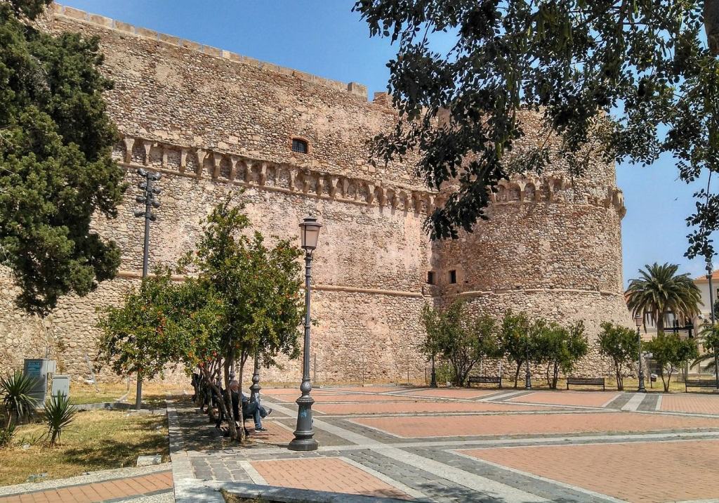 Biesse dona al Castello Aragonese il Muro della pace