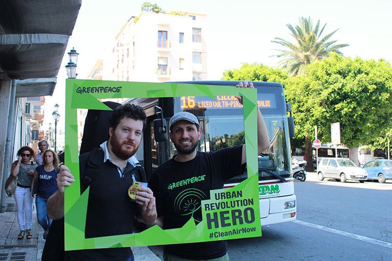 Volontari di GreenPeace a Reggio premiano chi lascia l’auto a casa. «Serve una rivoluzione urbana»