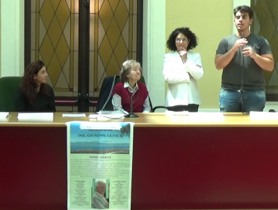 Tavolo e studente Istituto Panella-Vallauri