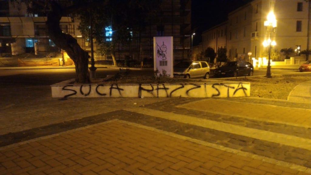 La Reggio imbrattata. Piazza Castello ‘patria’ di incivili: chi pulisce?