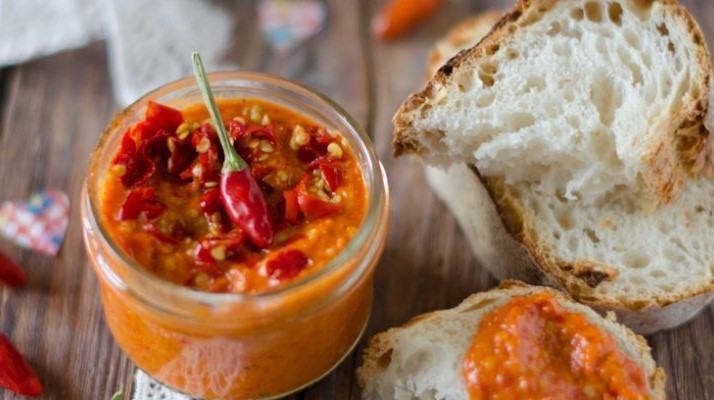 Come preparare la crema di peperoncini: la ricetta