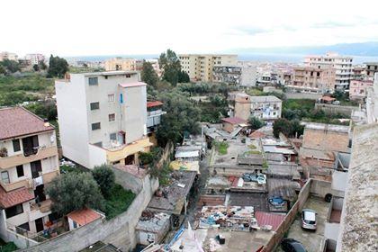 Reggio, sgomberi all’ex Polveriera: famiglie trasferite in alloggi confiscati