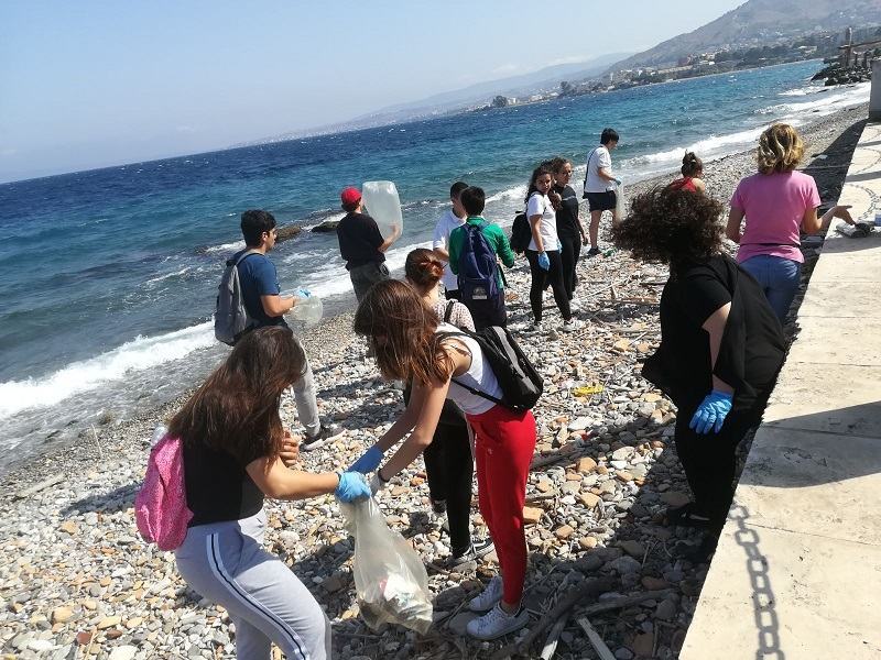 Legambiente e Liceo “Campanella” insieme per la pulizia delle spiagge