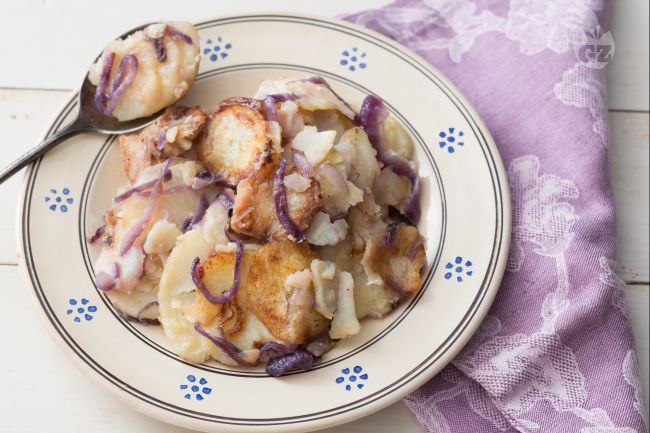 Come preparare le “patate ‘mpacchiuse” con la cipolla rossa di Tropea: la ricetta