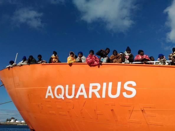 Braccio di ferro tra Falcomatà e Salvini. Il Sindaco pronto ad accogliere 629 migranti. E intanto Aquarius continua a girare…