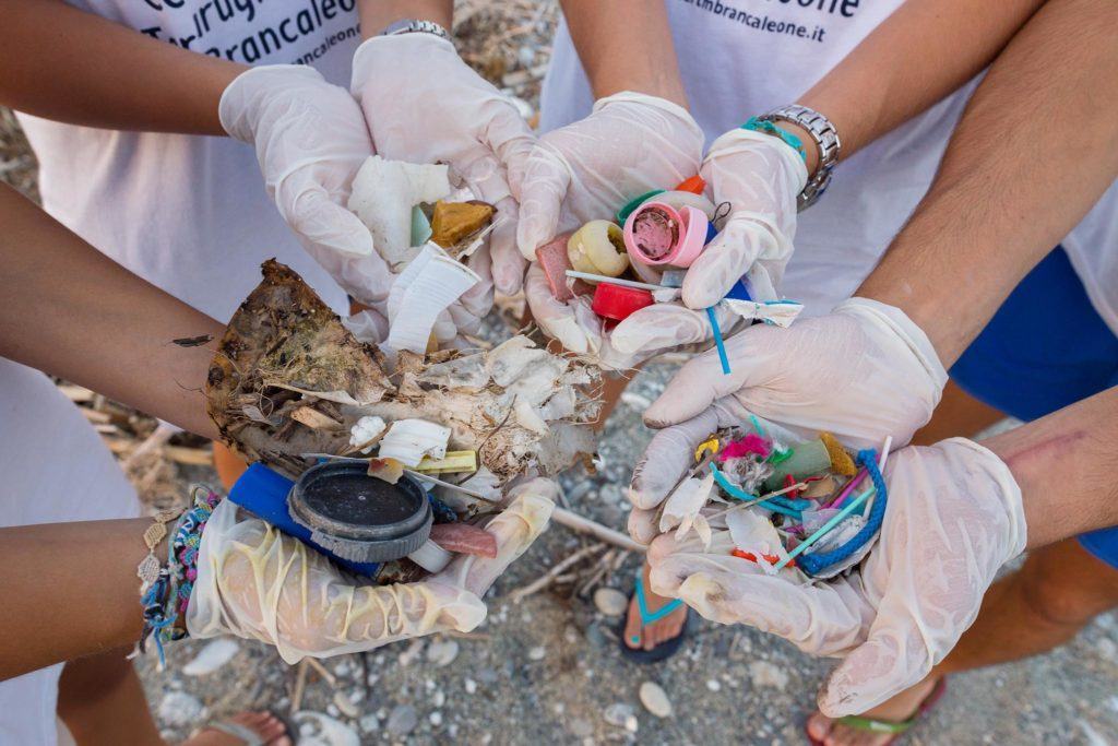 “Sommersi dalla plastica”, l’inchiesta del Tgr Rai Calabria
