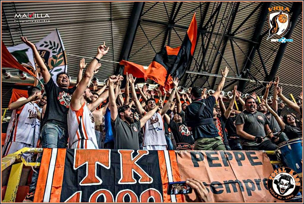 Viola – Total Kaos: ‘Occorre chiarezza, rispetto e verità. Basta traditori, millantatori e bugiardi cronici’