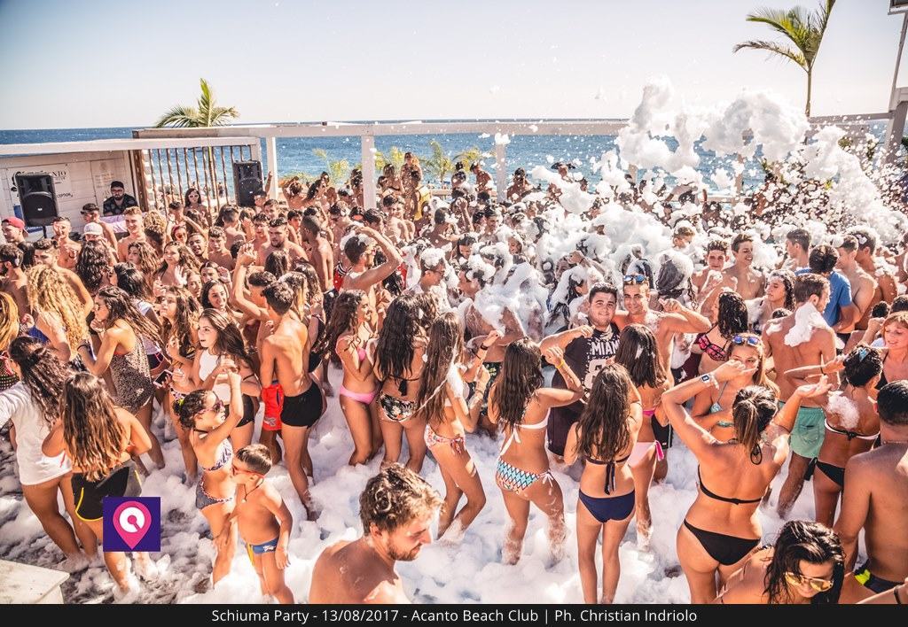 Acanto Beach Club, altra domenica con lo “Schiuma party”