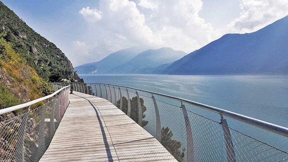 Inaugurata ‘Garda by Bike’, la ciclopista più spettacolare d’Europa. Quanto sarebbe bella in Calabria?