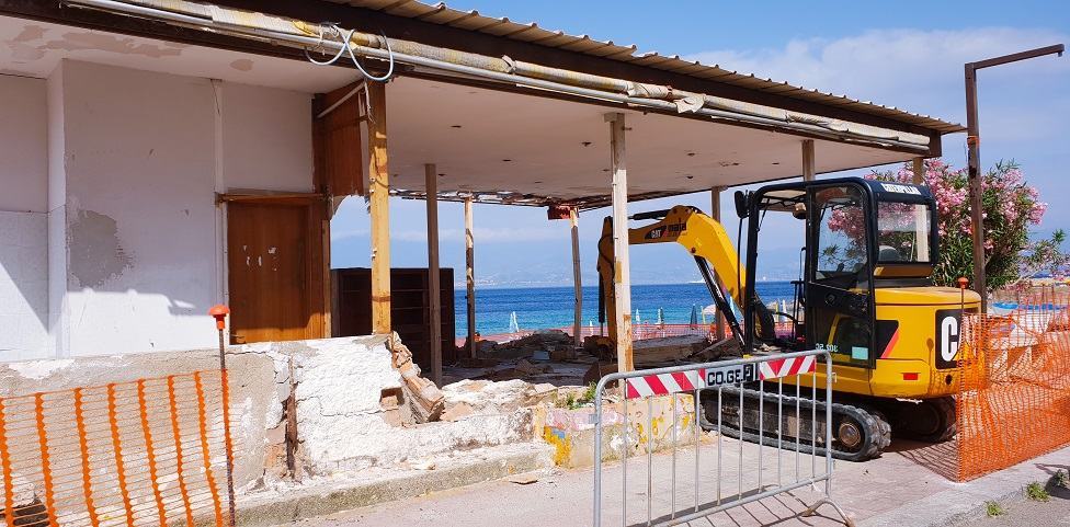 Avviata la demolizione di uno “storico” manufatto abusivo sul Lungomare di Gallico